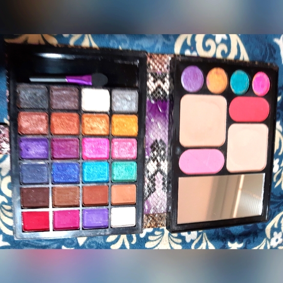 💜💙💚💛🧡❤ALL IN ONE Multi Coloured Make Up Palette with Mirror and Applicator - Picture 4 of 5